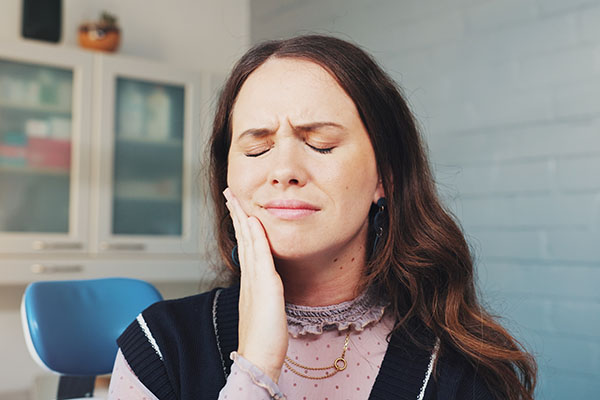 Reasons To Visit An Emergency Dentist For Tooth Extraction